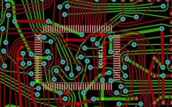 底圖：同樣的設計但采用了任意角度的布線。