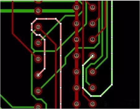 通過自動優化導線形狀消除導線打彎(用線段近似弧線只是為了顯示沒有弧線的任何角度例子)。